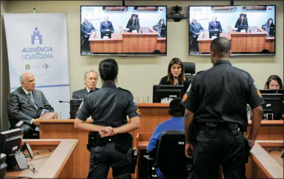 Juíza comanda primeira audiência de custódia feita pelo Tribunal de Justiça do Rio de Janeiro, em setembro do ano passado. Foto: Tânia Rêgo/ABr