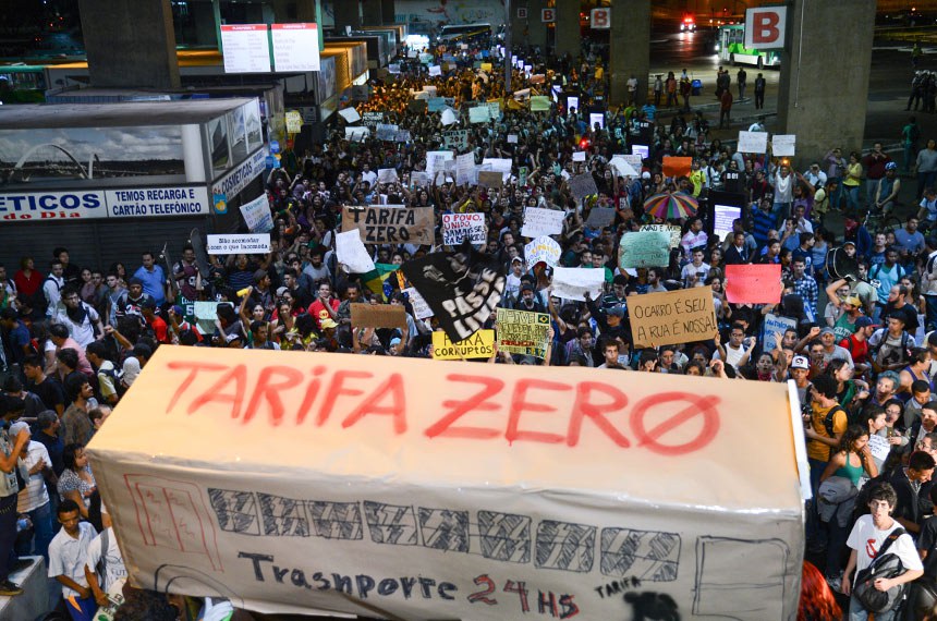 População lota rodoviária de Brasília em apoio à reivindicação de transporte gratuito