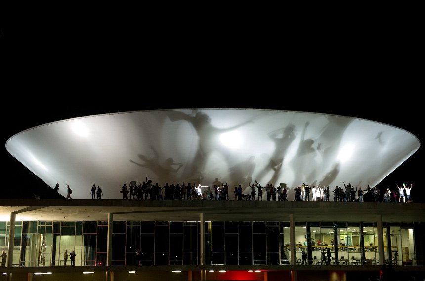Em 17 de junho, a plataforma onde estão as cúpulas da Câmara e do Senado foi ocupada por manifestantes. Dias depois, o Congresso adotou agenda motivada pelos protestos