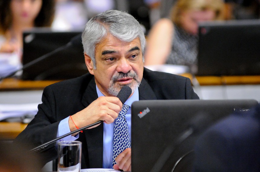 Projeto de Humberto Costa prevê pena de até quatro anos para ofensa ao pudor 