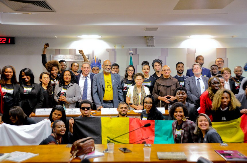 Senadora Regina Sousa (C) com militantes do movimento negro após audiência pública da Comissão de Direitos Humanos sobre cotas raciais em abril deste ano