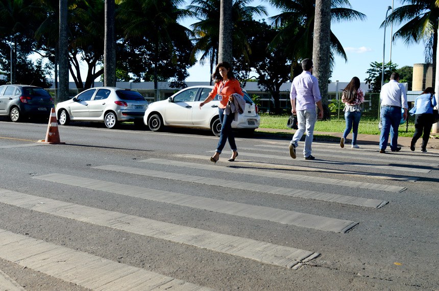 Pedestres têm prioridade para atravessar nas faixas em Brasília, mas falta de campanhas e imprudência têm elevado acidentes