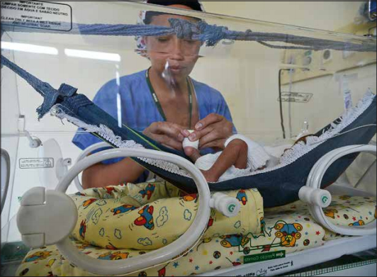 Bebês prematuros são colocados em minirredes de algodão em incubadoras no Hospital Regional de Santa Maria, Distrito Federal. Foto: Fabio Rodrigues Pozzebom