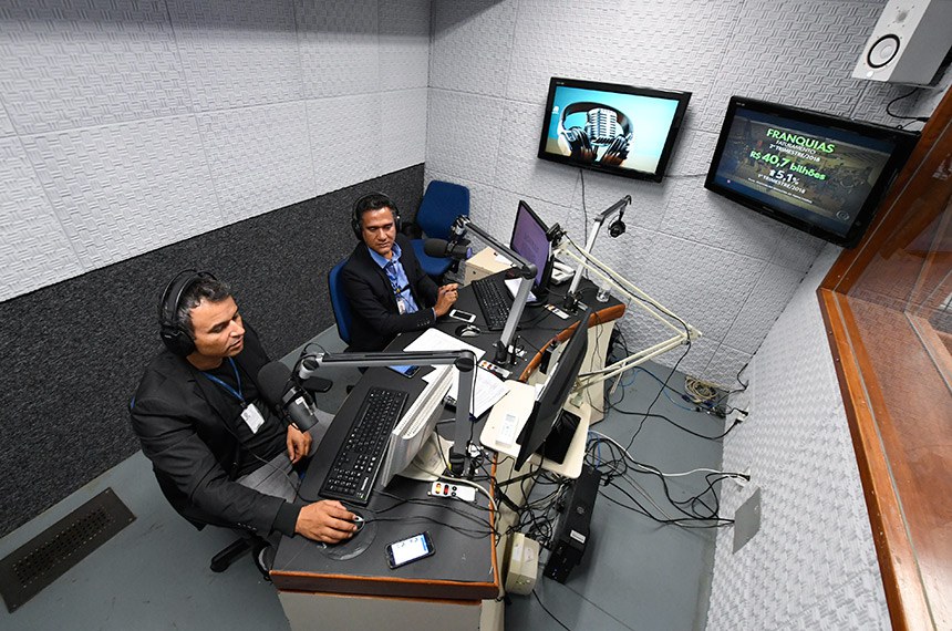 Locutores gravam na Rádio Senado: cobertura integral do trabalho legislativo