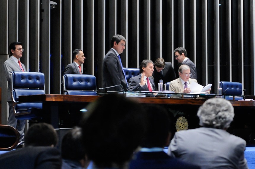 Eunício Oliveira e Tasso Jereissati em Plenário, durante sessão em que a nova Lei de Migração foi aprovada, em 18 de abril
