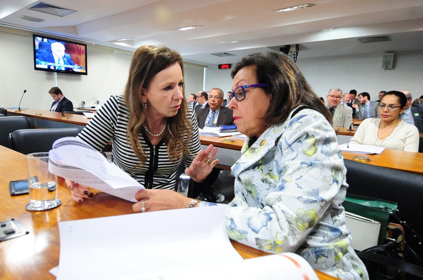 Vanessa Grazziotin, autora do projeto, e Lídice da Mata, relatora na Comissão de Relações Exteriores, que analisa a proposta