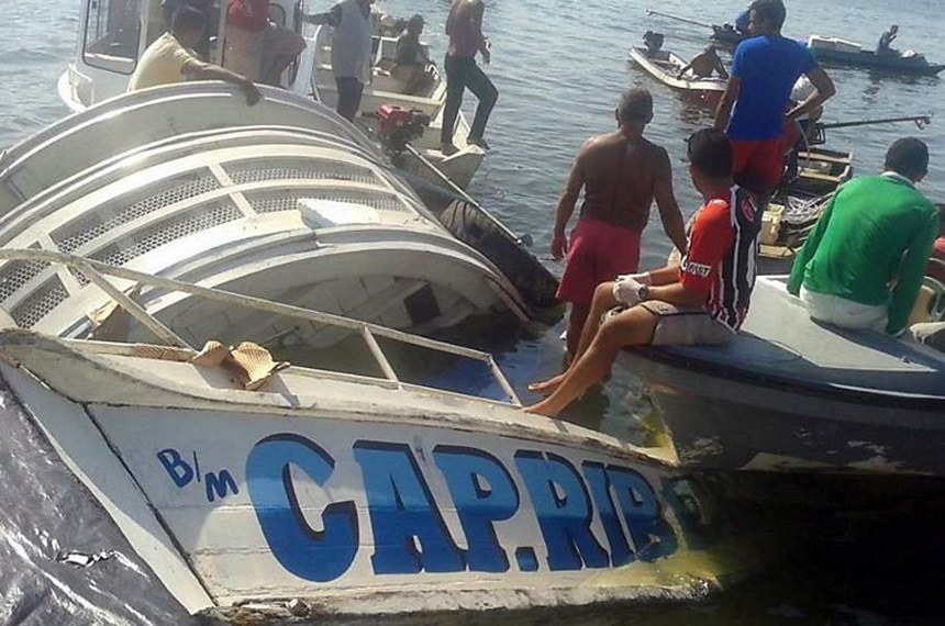 Destroços do barco Capitão Ribeiro, que afundou no Rio Xingu, no Pará 