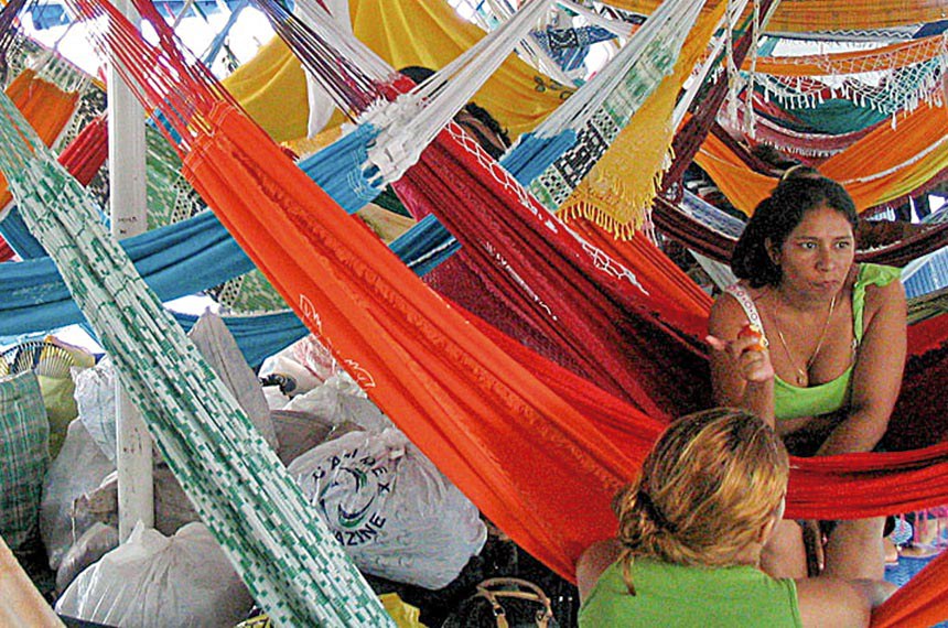 Passageiros em barco de transporte de pessoas típico dos rios da Amazônia