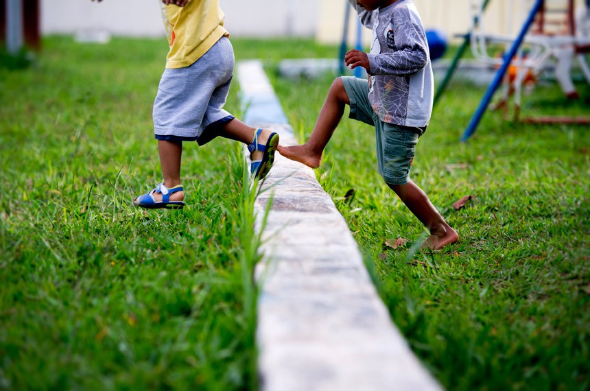 Crianças brincam em abrigo no Distrito Federal à espera da conclusão do processo que as torna aptas a adoção