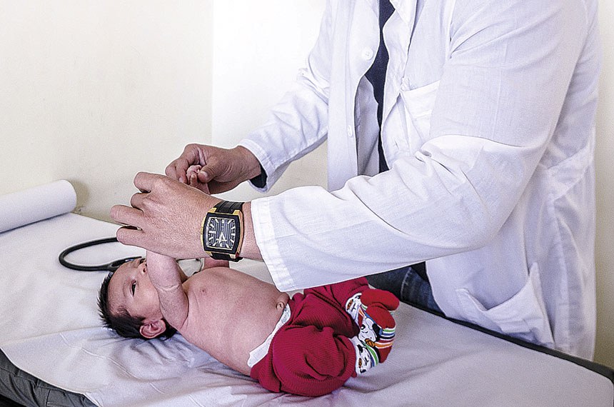 Criança indígena é examinada por médico em Mangueirinha (PR) 
