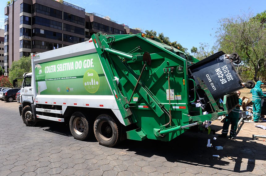 Coleta seletiva no Distrito Federal recolhe materiais recicláveis, que não devem ser misturados ao lixo comum
