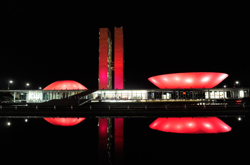 Além da iluminação rosa no Congresso Nacional, a programação inclui oficina, seminário, desfile e audiências públicas