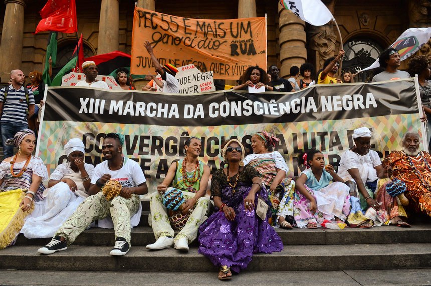 Integrantes de movimentos negros fazem manifestação em São Paulo