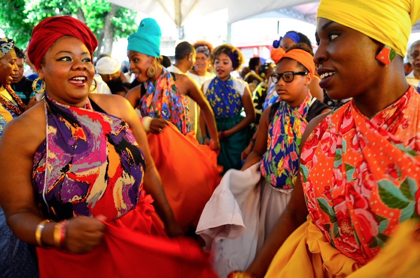Mulheres participam de missa afro em frente à Igreja Nossa Senhora do Rosário dos Homens Pretos, em São Paulo, em comemoração ao Dia Nacional da Consciência Negra 