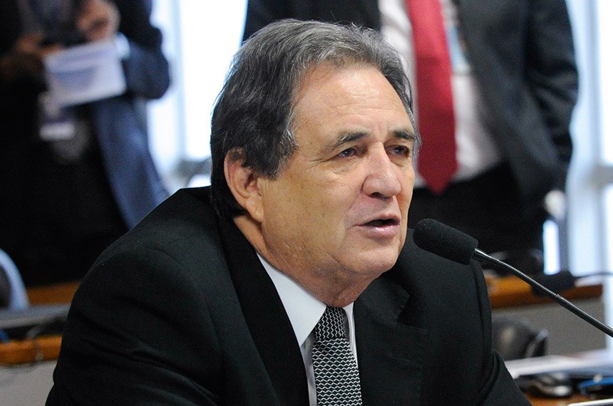 Moka questiona, na audiência, os   gastos com a judicialização da saúde