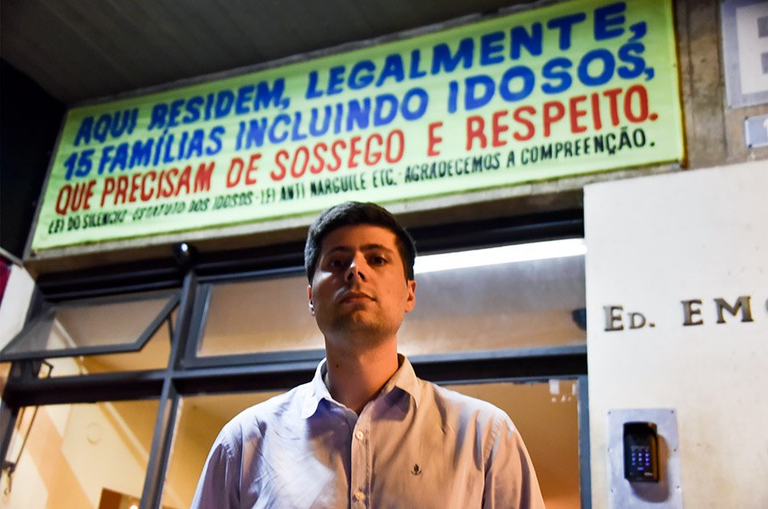 Medida desesperada: Hugo de Freitas e vizinhos afixaram cartaz na portaria do prédio implorando silêncio ao bar ao lado
