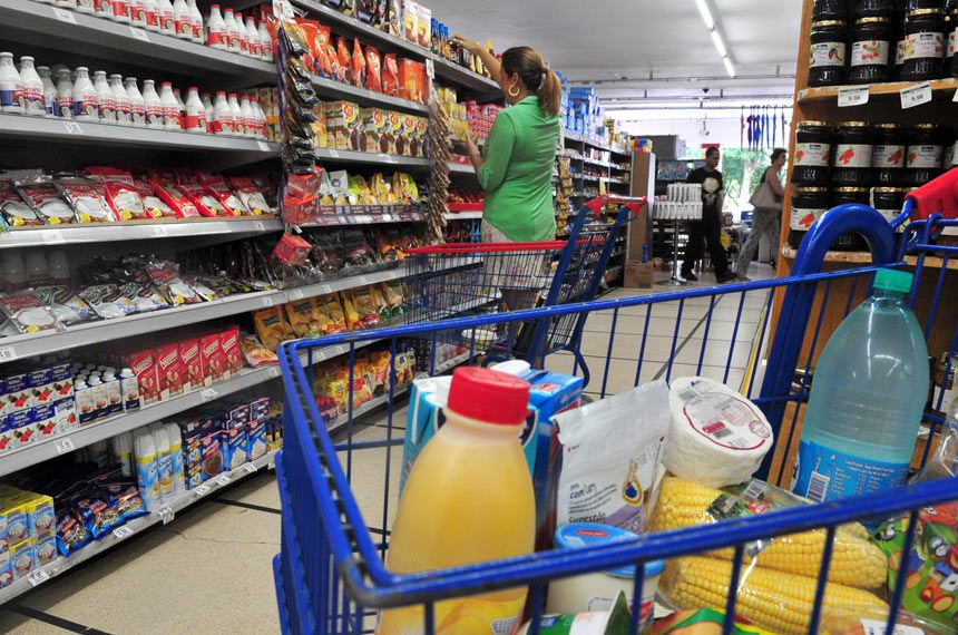 Especialistas defendem que dados nutricionais sejam simples e se destaquem nas embalagens