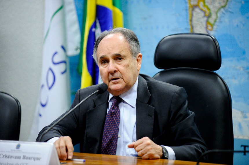 Cristovam Buarque é autor de projeto que muda padrão de rótulos 