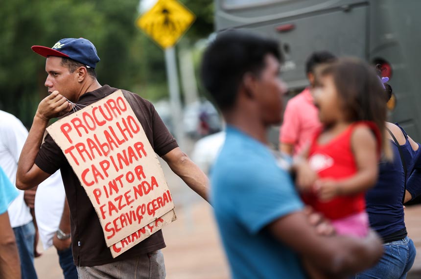 Imigrante venezuelano pede emprego em Boa Vista (foto: Marcelo Camargo/Agência Brasil)