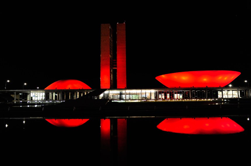 Prédio do Congresso recebe iluminação vermelha em dezembro para marcar a campanha nacional de prevenção a doenças sexualmente transmissíveis, como a aids
