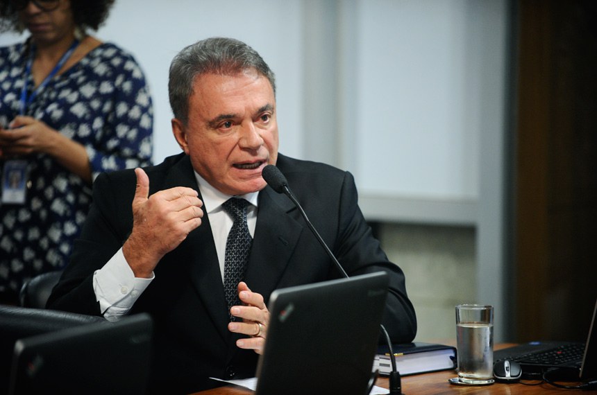 Alvaro quer abater gasto com remédio para aids do Imposto de Renda