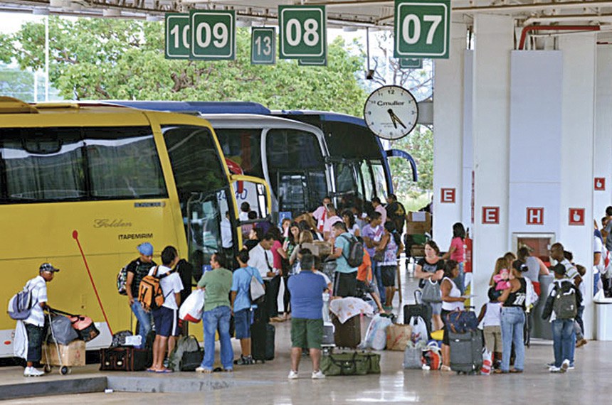 Passageiros na Rodoviária Interestadual de Brasília: empresas são obrigadas a disponibilizar para quem tem ID Jovem duas vagas gratuitas por ônibus e duas vagas com desconto de no mínimo 50% no valor da passagem
