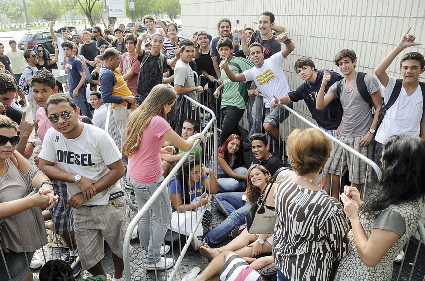 Jovens aguardam em fila para comprar ingressos para o Rock in Rio 2011: eventos culturais com 50% de desconto para jovens