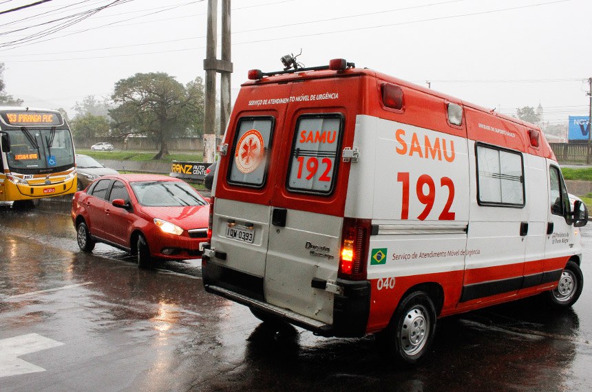 Ambulância em Porto Alegre enfrenta o trânsito para fazer atendimento. Condutores reclamam que os motoristas não estão preparados para agir rápido nesses casos