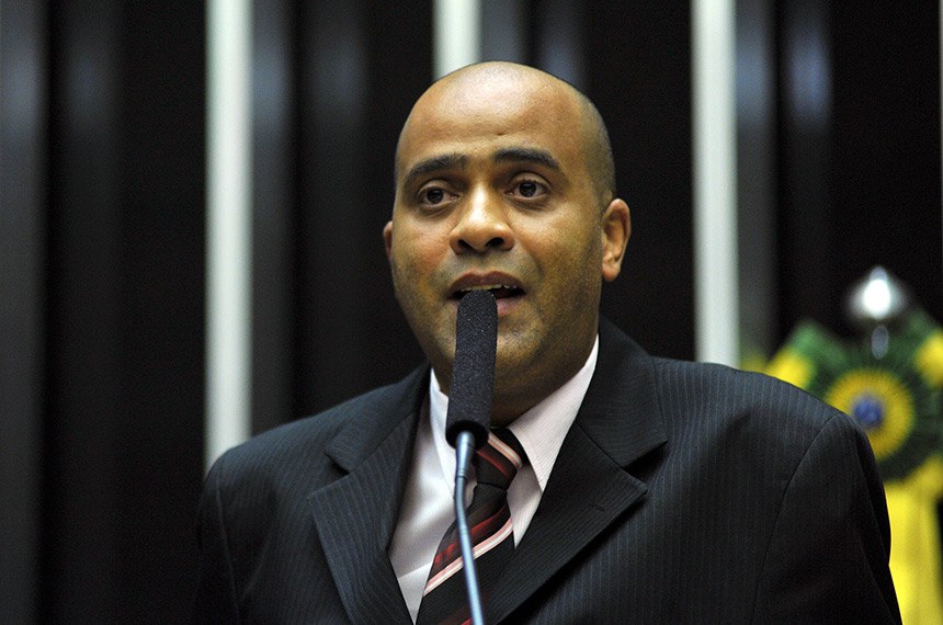 Presidente de associação, Alex exige aposentadoria especial para a categoria