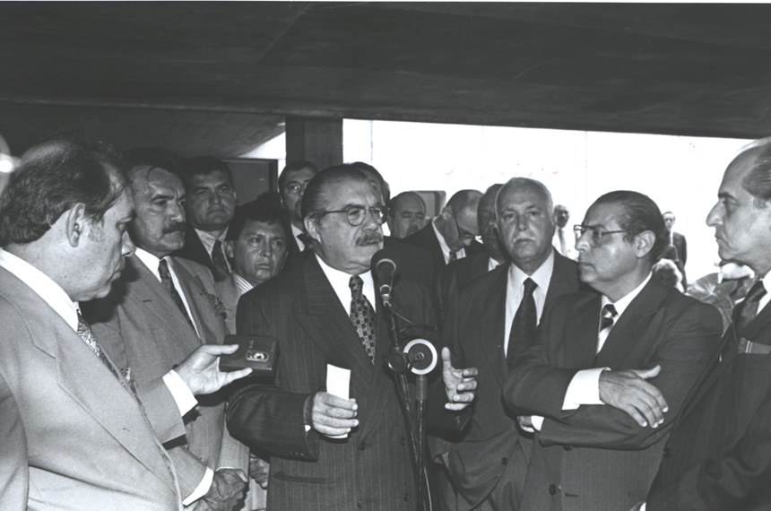 O então presidente do Senado, José Sarney, inaugura a rádio ao lado de outros senadores da época