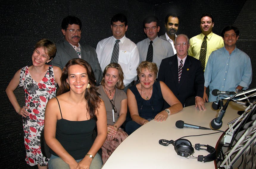 Primeira equipe de locutores da Rádio Senado em foto comemorativa de 2002