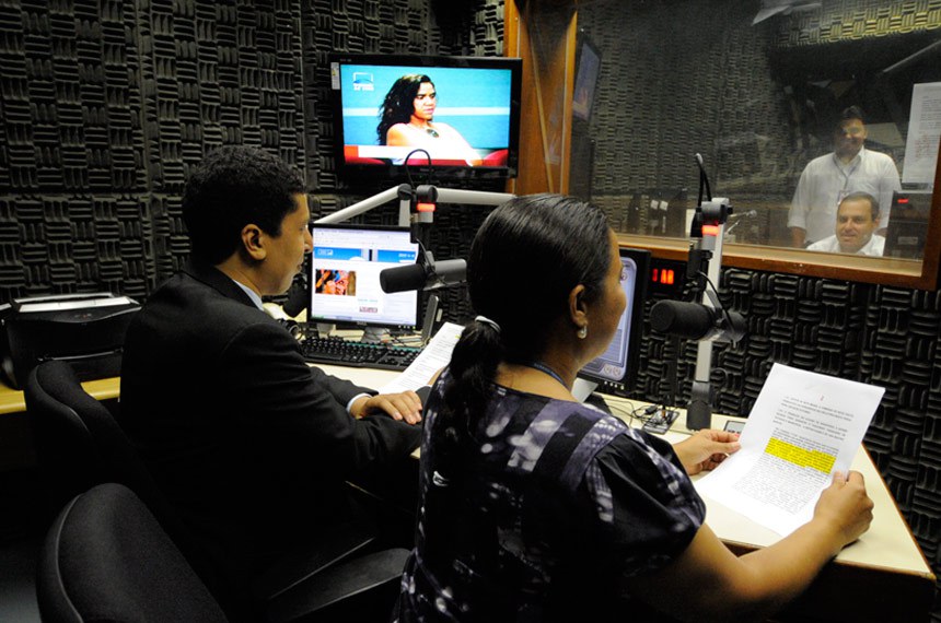 Dupla de locutores da Rádio Senado apresenta programa ao vivo em 2012 