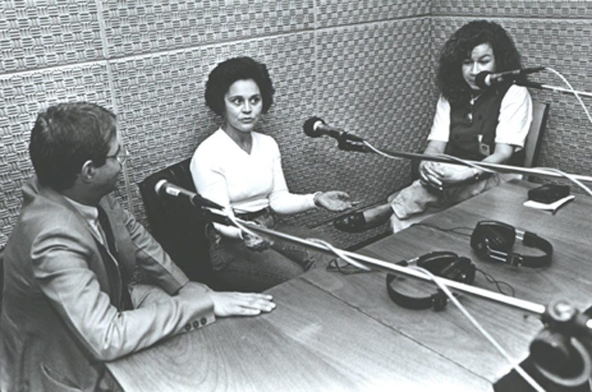 Cantora Marília Barbosa dá entrevista no estúdio em 1997