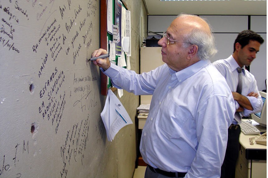 Escritor Luís Fernando Veríssimo deixa mensagem em mural da Rádio em 2004