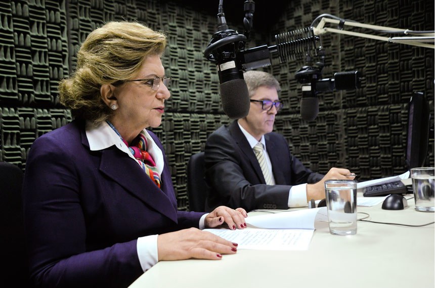 Senadora Lucia Vânia e coordenador da Rádio, Vladimir Spinoza, em programa da Ouvidoria do Senado  