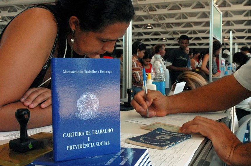 Especialistas apontam que mudanças nas leis trabalhistas, como a criação das jornadas intermitente e parcial, não reduziram o desemprego de forma significativa, mas levaram mais pessoas a ter situação formal