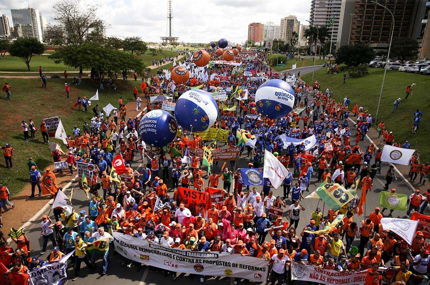 Manifestantes protestaram contra as propostas das reformas trabalhista e da Previdência em Brasília, em novembro de 2017 S