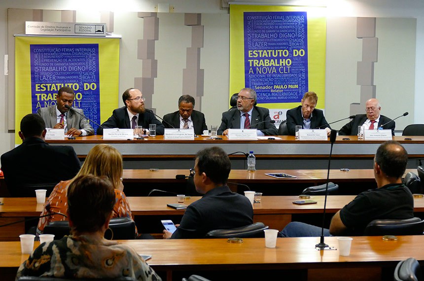 Senador Paulo Paim (4º à esq.) preside debate na Subcomissão Temporária do Estatuto do Trabalho: colegiado realizou 23 audiências públicas desde agosto de 2017