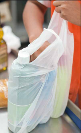 Usadas em supermercados, as sacolas representam 10% de todo o lixo coletado. Foto: Pedro França/Agência Senado