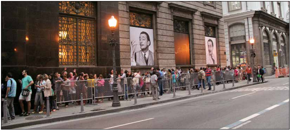 Público faz fila para ver a mostra Salvador Dalí no CCBB do Rio de Janeiro: a exposição foi a quarta mais vista no mundo em 2014, de acordo com publicação internacional. Foto: CCBB
