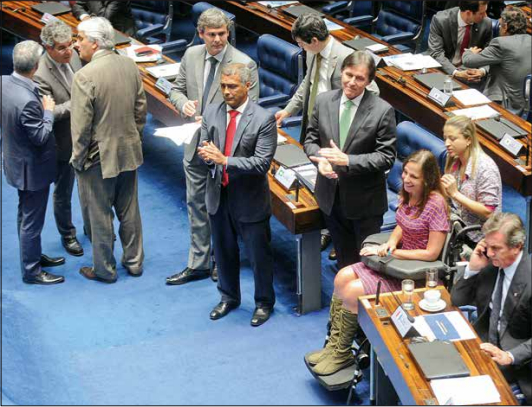 Ao lado de outros senadores e da deputada Mara Gabrilli, Romário (C) aplaude a aprovação do projeto do qual ele foi o relator. Foto: Jefferson Rudy/Agência Senado