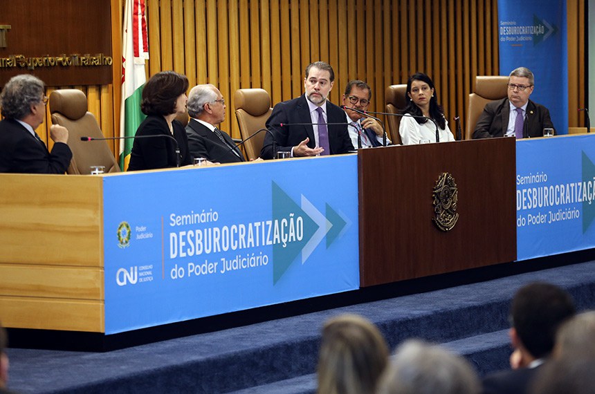 Antonio Anastasia (D) participou, na quinta-feira, ao lado de membros do Judiciário, de seminário sobre desburocratização