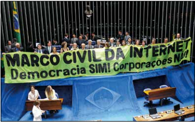 Senadores e entidades comemoram aprovação do Marco Civil da Internet em 2014. Foto: Jonas Pereira/Agência Senado