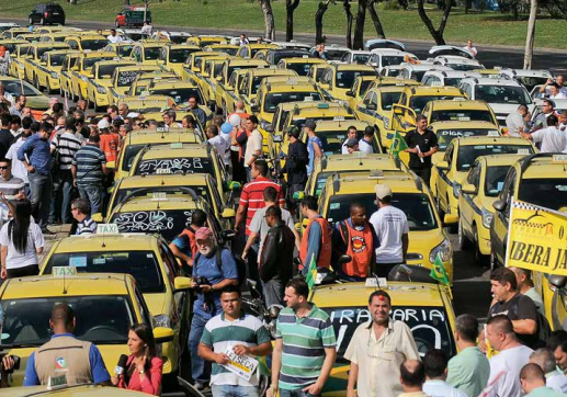 Manifestações de taxistas contra o Uber ocorrem em grandes cidades do mundo e do Brasil onde o aplicativo já é utilizado, caso do Rio de Janeiro. Foto: Tânia Rêgo/Agencia Brasil