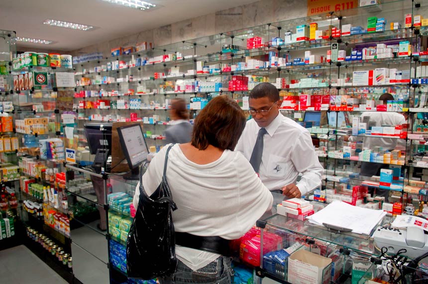 A consulta ao farmacêutico pode ajudar a evitar intoxicações e sobra de medicamentos (foto: Ana Volpe/Agência Senado)