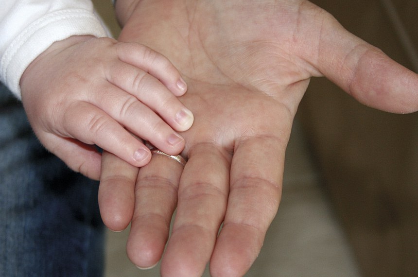 Projeto em estudo no Senado busca liberar crianças de abrigos para adoção