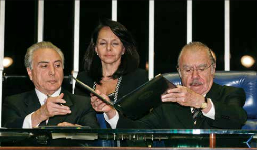 Então presidentes do Senado, José Sarney (D), e da Câmara, Michel Temer, assinam a emenda em 2010. Foto: Cristina Gallo/Agência Senado