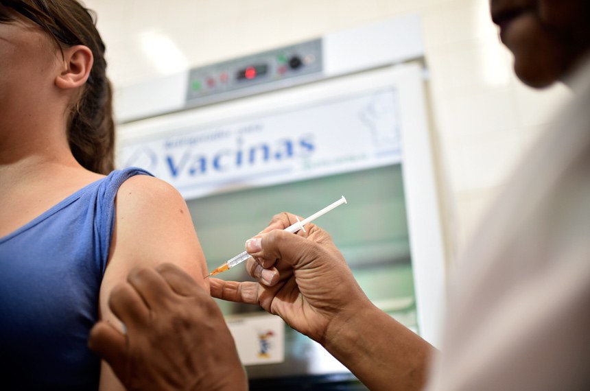 Vacinação contra febre amarela em centro de saúde em Brasília: a falta de controle das pessoas sobre a própria vacinação traz dificuldades para a política de imunização