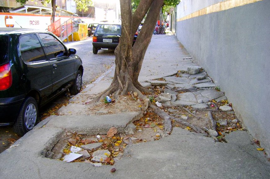 Calçadas esburacadas são um dos obstáculos que pedestres encontram nas ruas