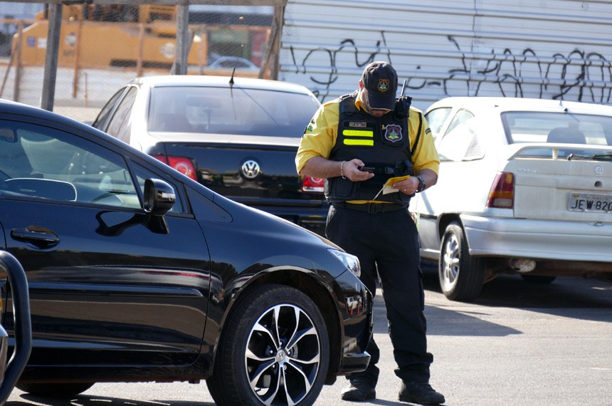 Agente aplica multa no DF: segundo o Denatran, já são R$ 4,6 bi em 2017 